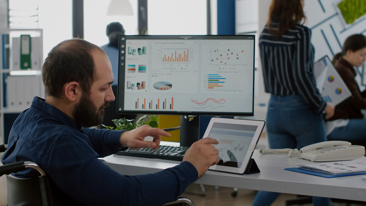 VD på kontor analyserar ERP och CRM integration med AI och molnet