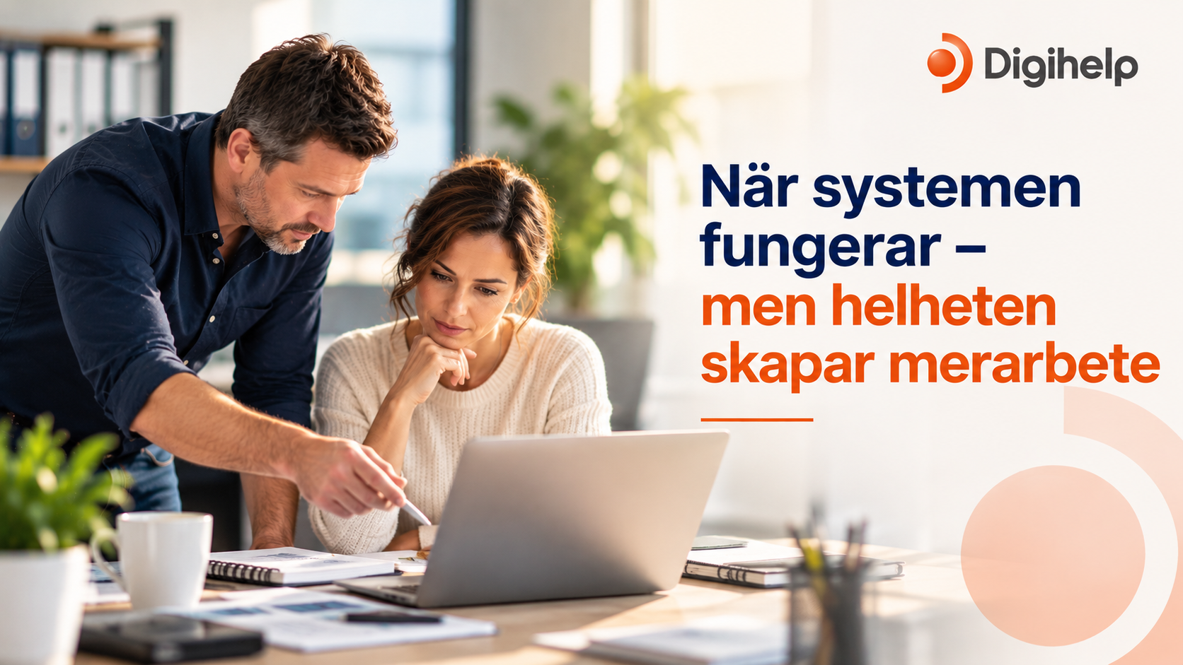 Medarbetare som arbetar med information mellan flera system
